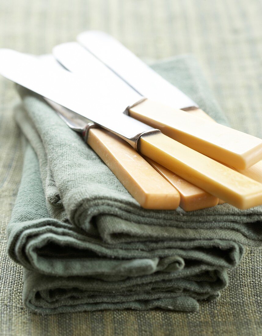 Messer auf Tüchern