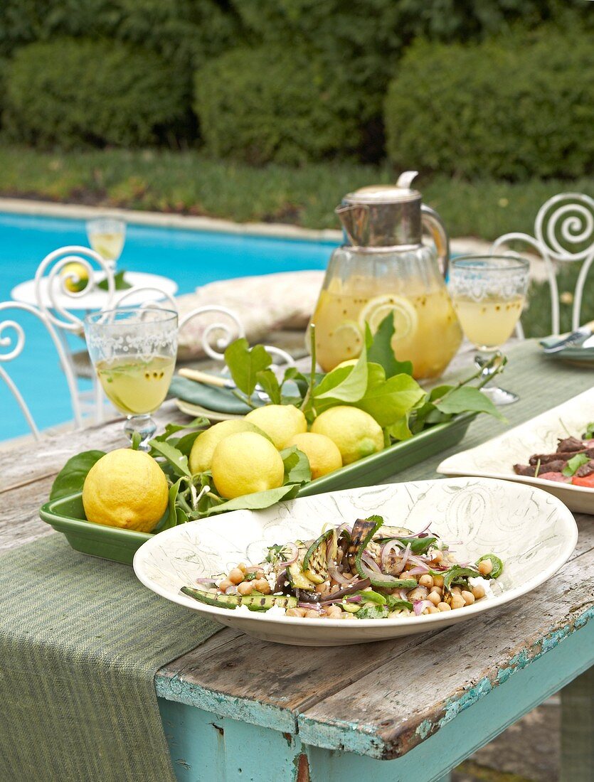 Auberginen-Kichererbsen-Salat, frische Zitronen und Sektbowle am Pool
