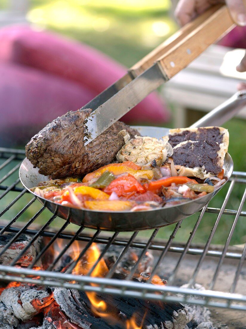 Gegrilltes Rinderfilet mit Gemüse und Oliven-Schnittchen