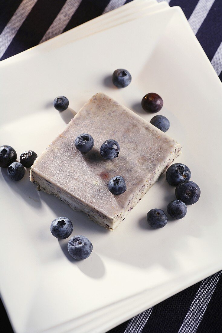 Heidelbeerparfait mit frischen Heidelbeeren