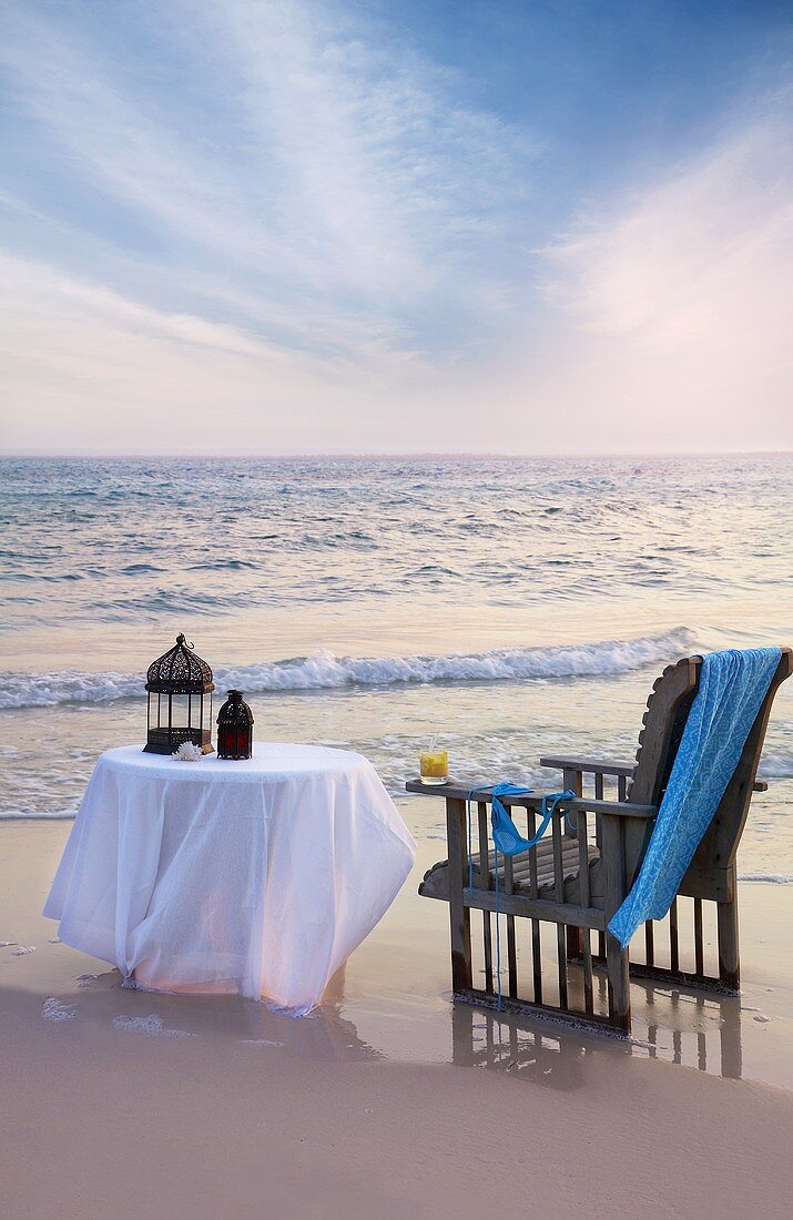 Tisch und Stuhl am Meer