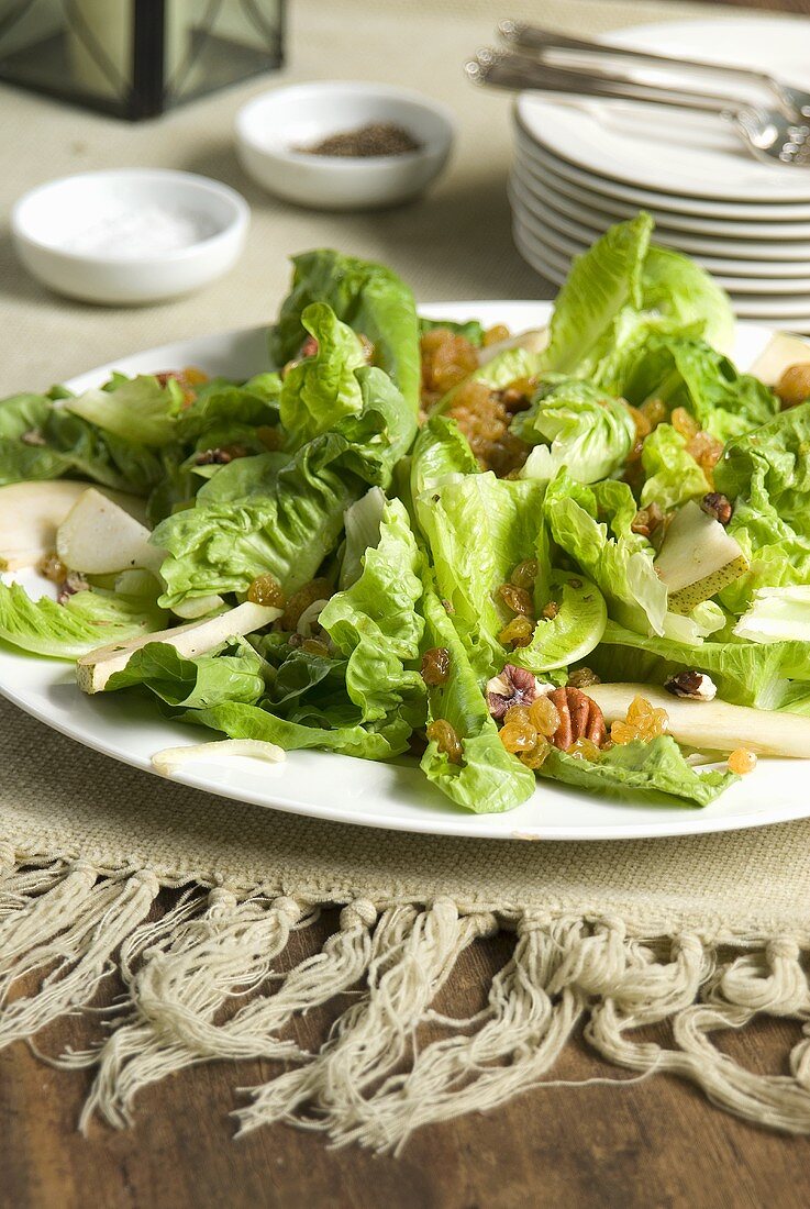 Lettuce hearts with pears, sultanas and nuts