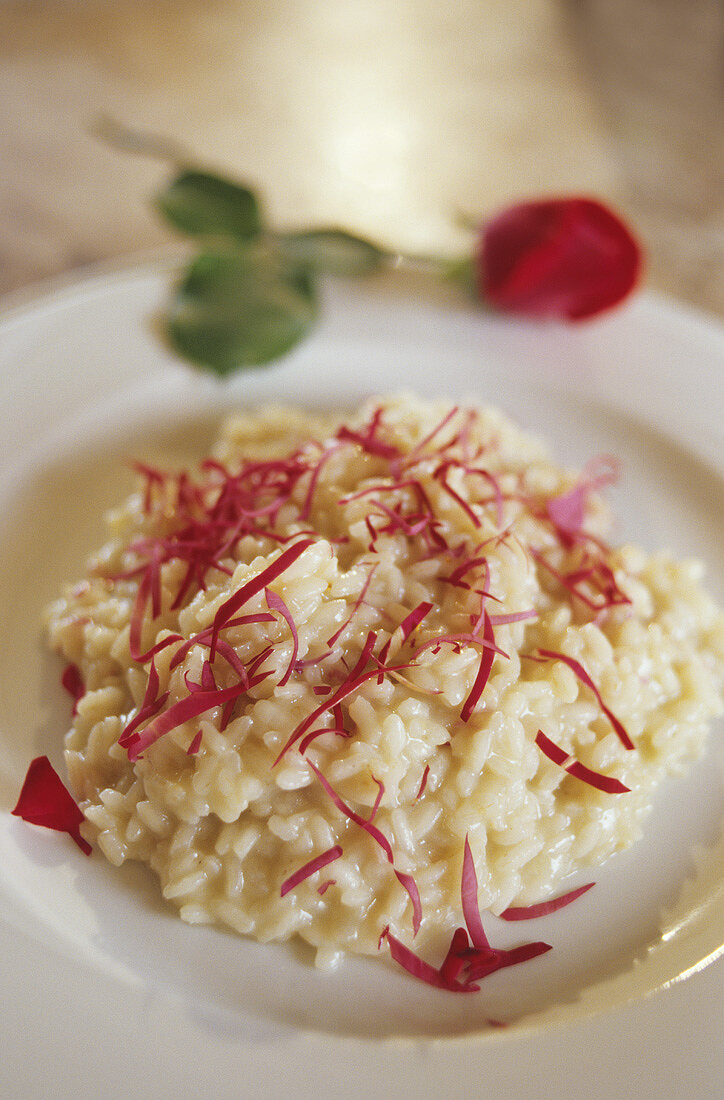 Risotto alle rose (Reisgericht mit Rosenblüten, Italien)