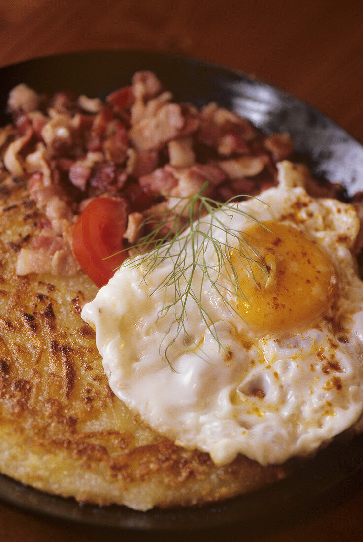 Rösti mit Spiegelei und Speck (Schweiz)