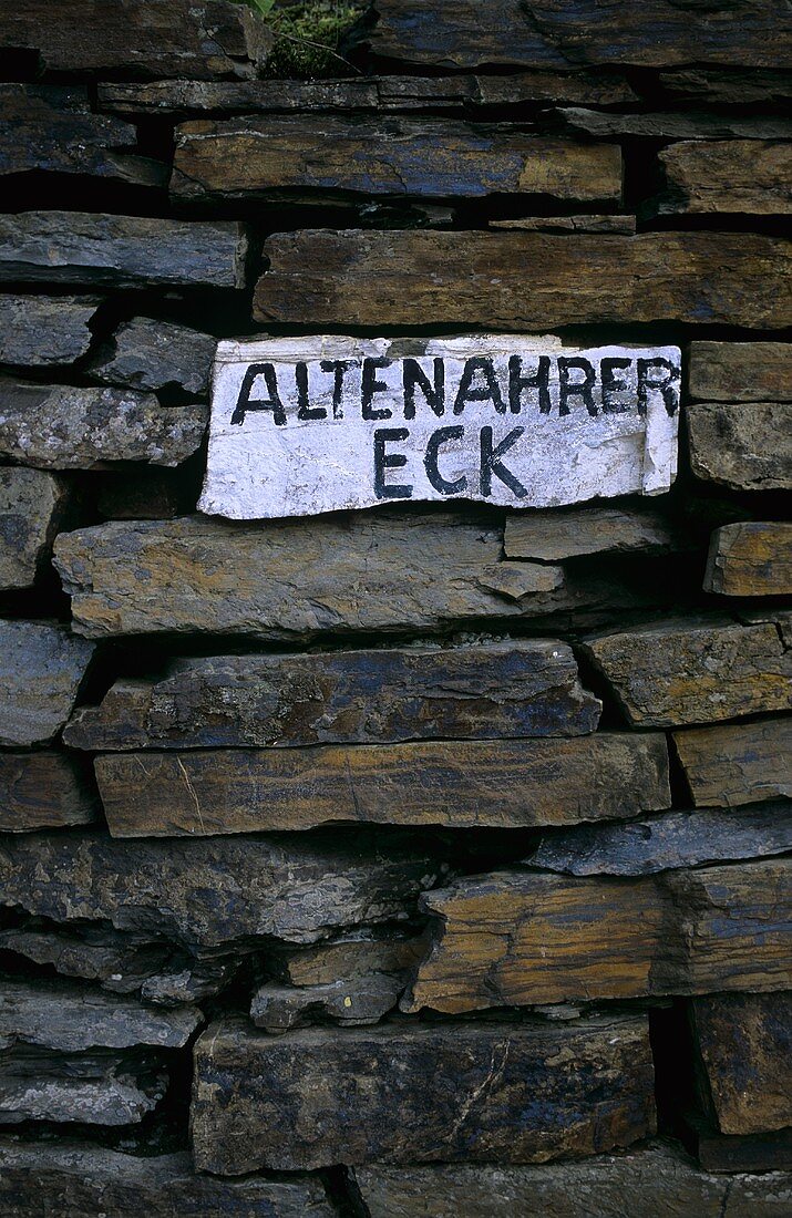 Markierung 'Altenahrer Eck' an einer Schieferwand, Ahr