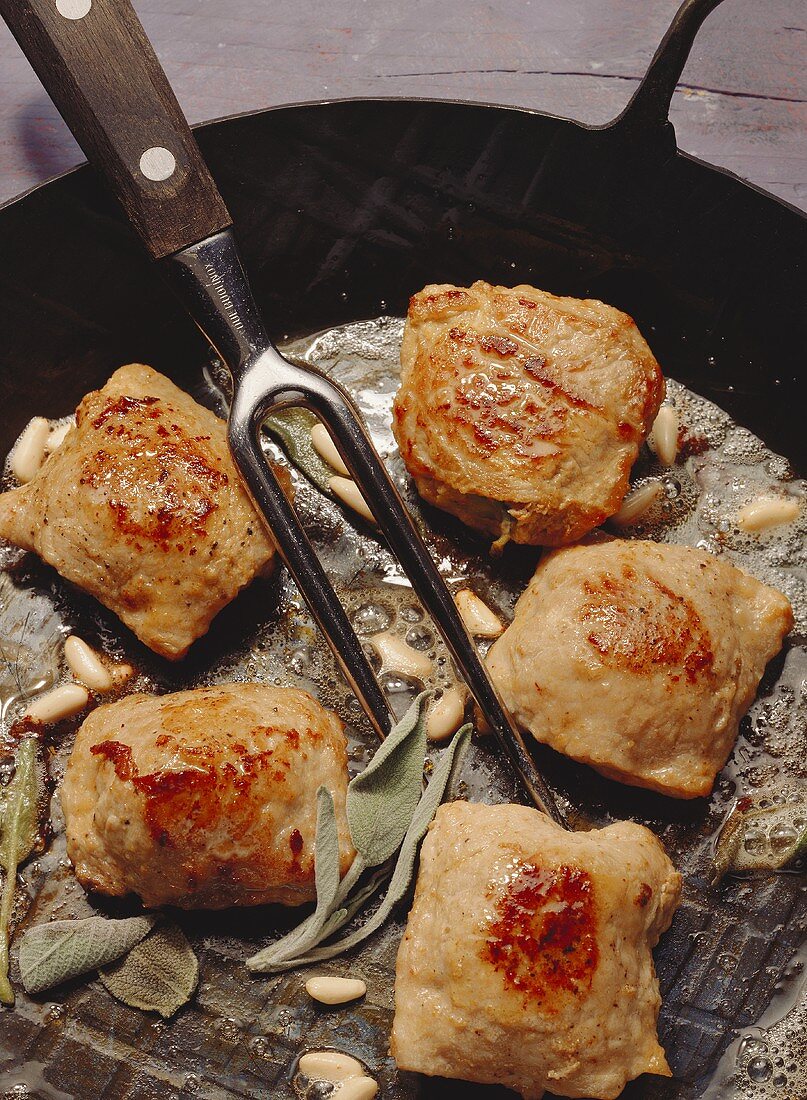 Putenschnitzel in der Pfanne