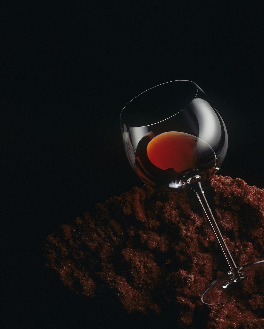 Ein Rotweinglas auf einem Stein