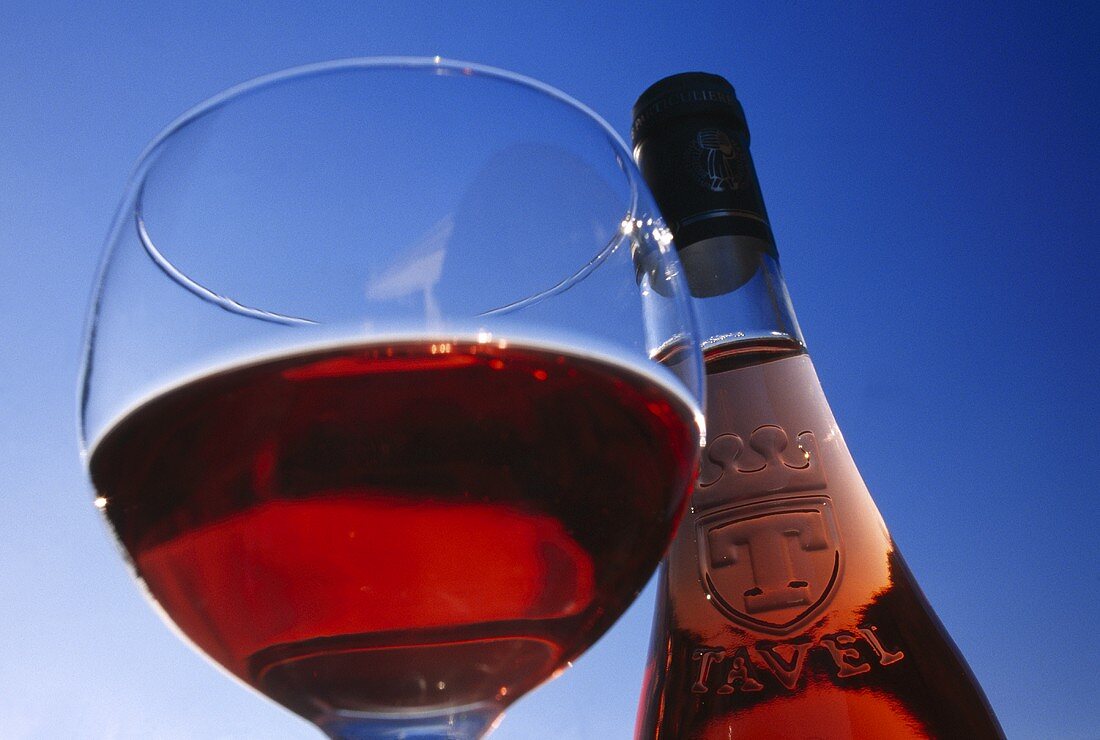 Eine Flasche und ein Glas of Tavel Rosé, Gard, Frankreich