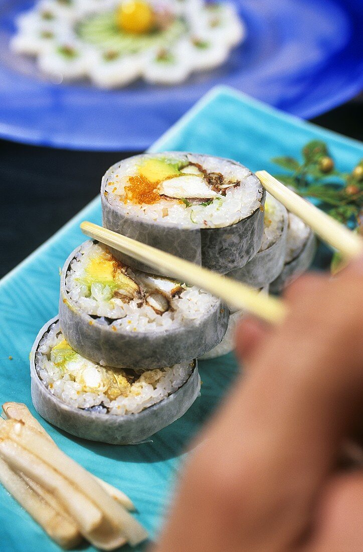 Futomaki (Sushiröllchen mit Krebsfleisch & Avocado, Japan)