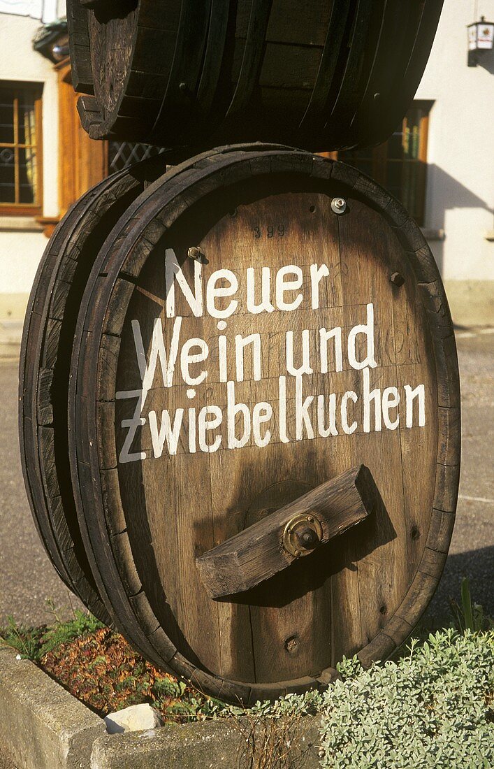 Aufschrift 'Neuer Wein und Zwiebelkuchen', Deutschland