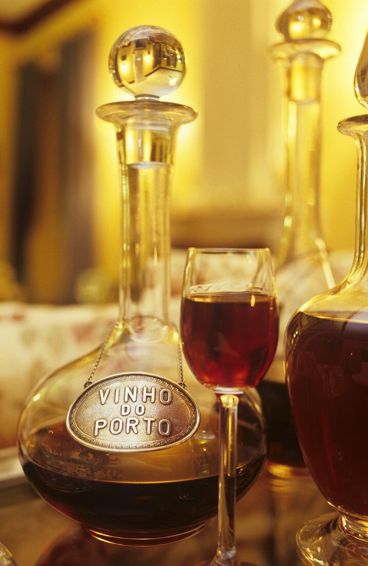 Portwein in Karaffen und im Glas