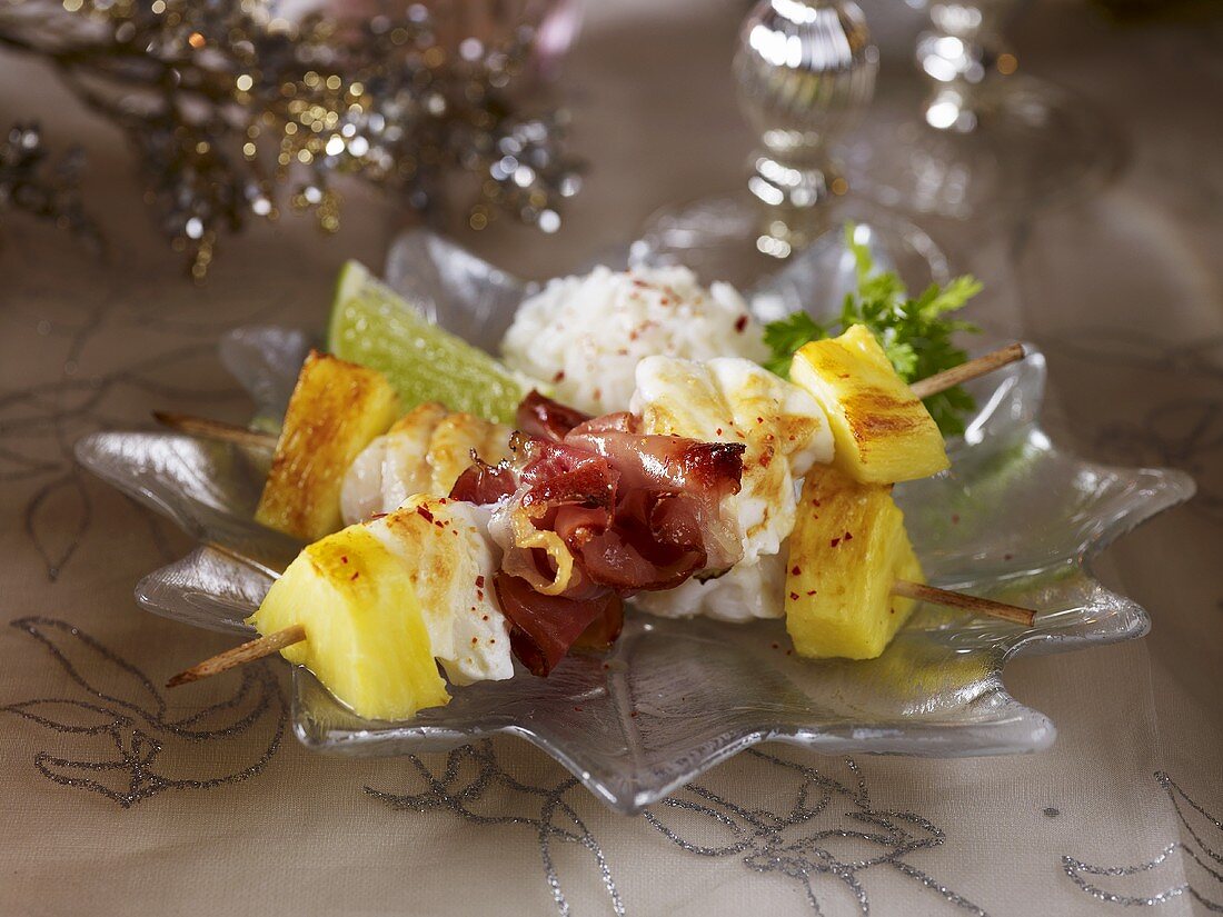 Seeteufelspiesse mit Ananas und Bacon (weihnachtlich)