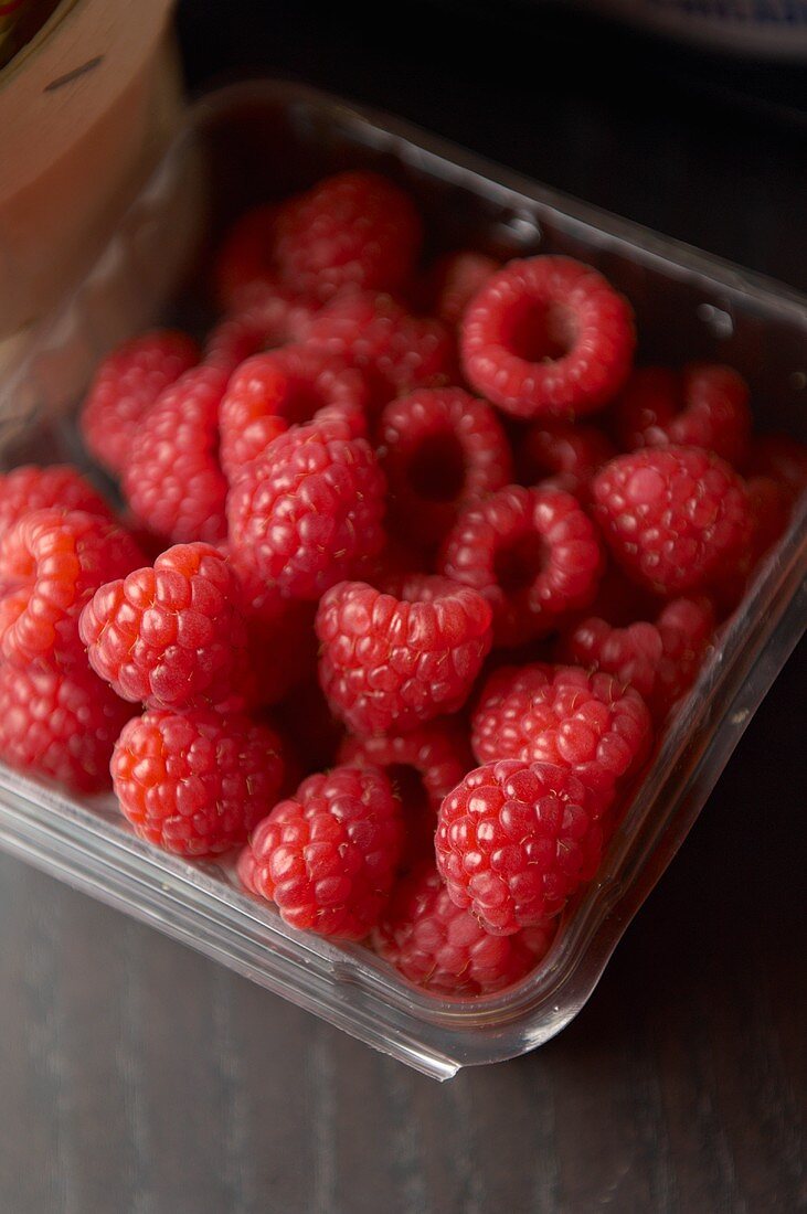 Frische Himbeeren in Plastikschale