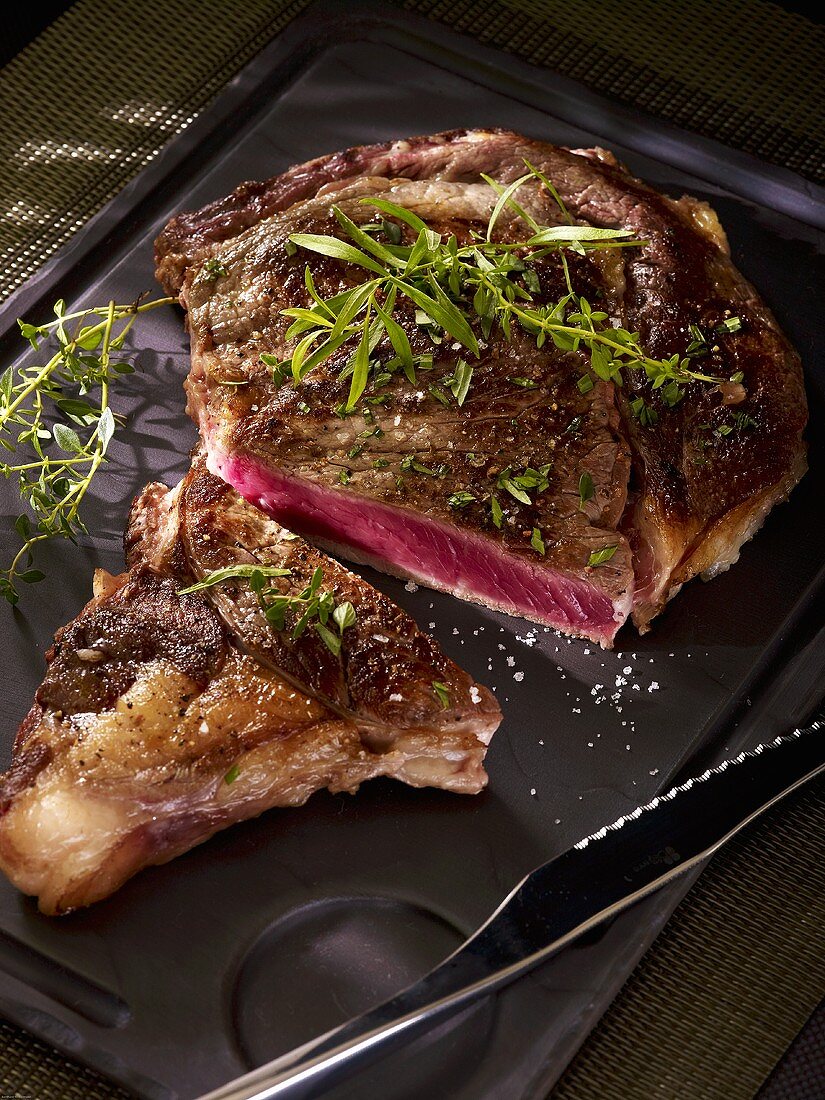 Entrecote with fresh herbs, sliced