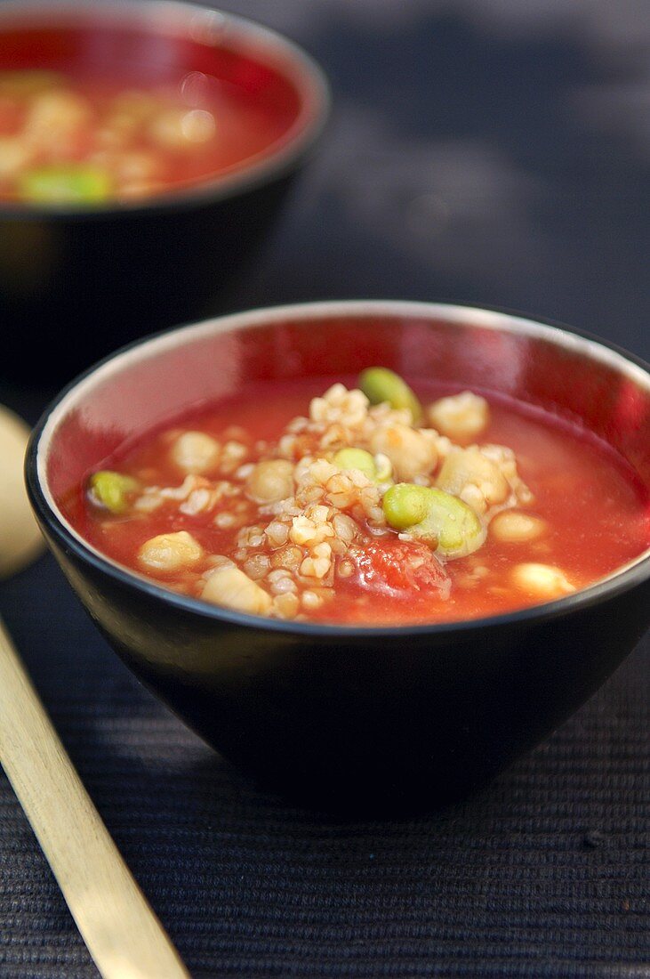 Bulgur soup with tomatoes and chickpeas