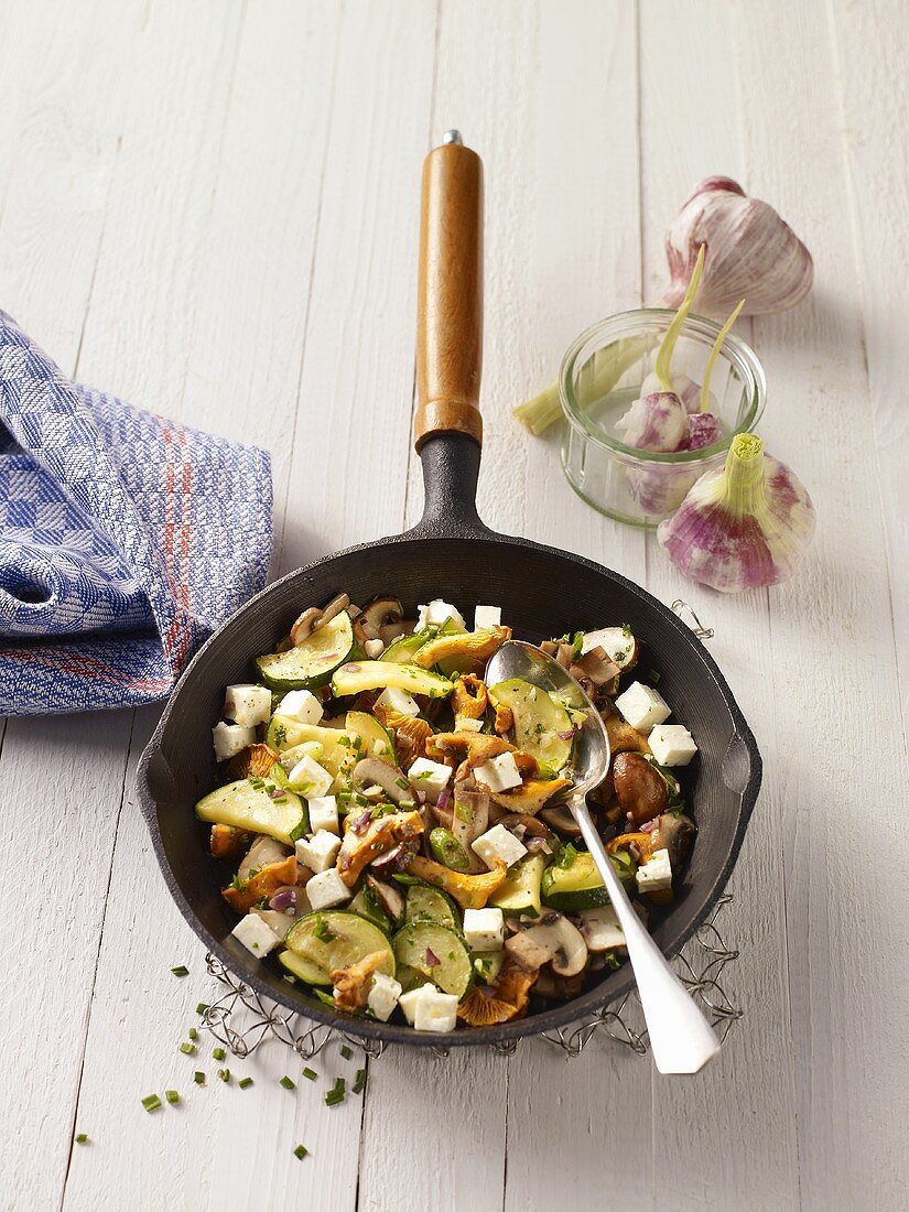 Lukewarm mushroom salad with garlic, courgette and feta