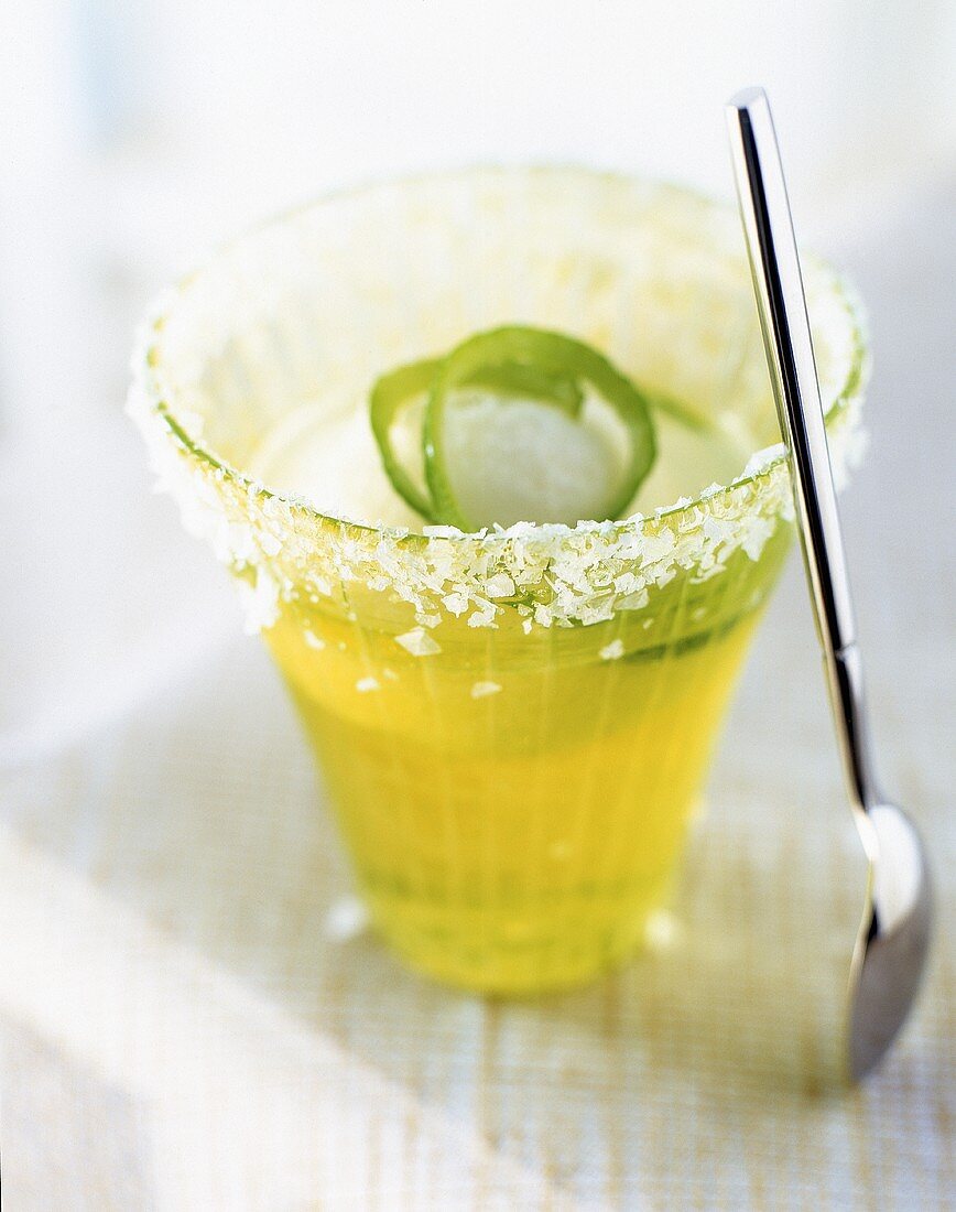 A margarita with a slice of lime