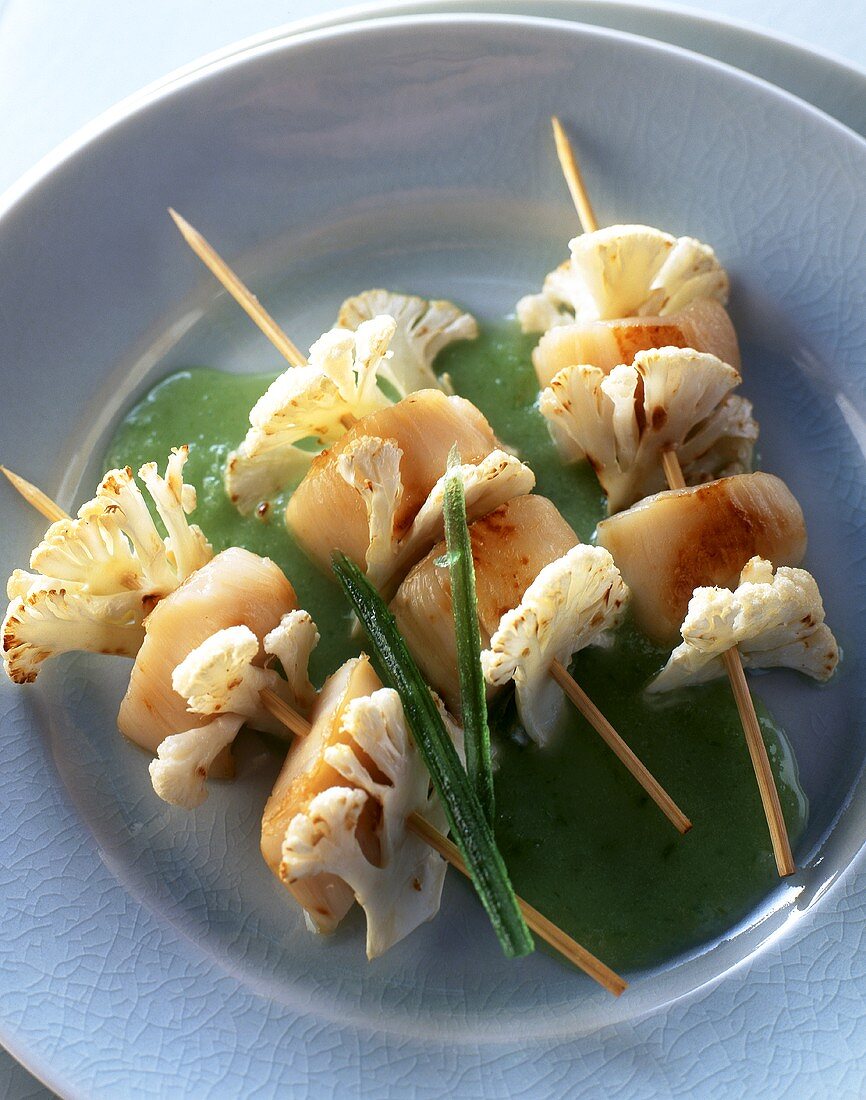 Scallop kebabs with cauliflower and mange tout