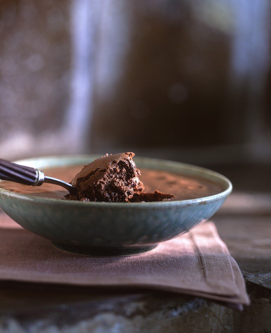 Schokoladenmousse in Schale mit Löffel