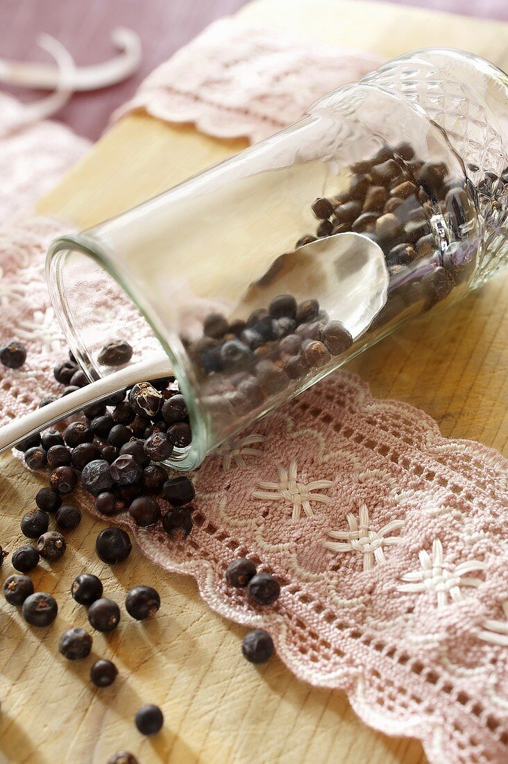 Wacholderbeeren im Glas mit Löffel