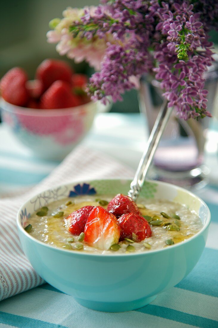 Porridge mit frischen Erdbeeren