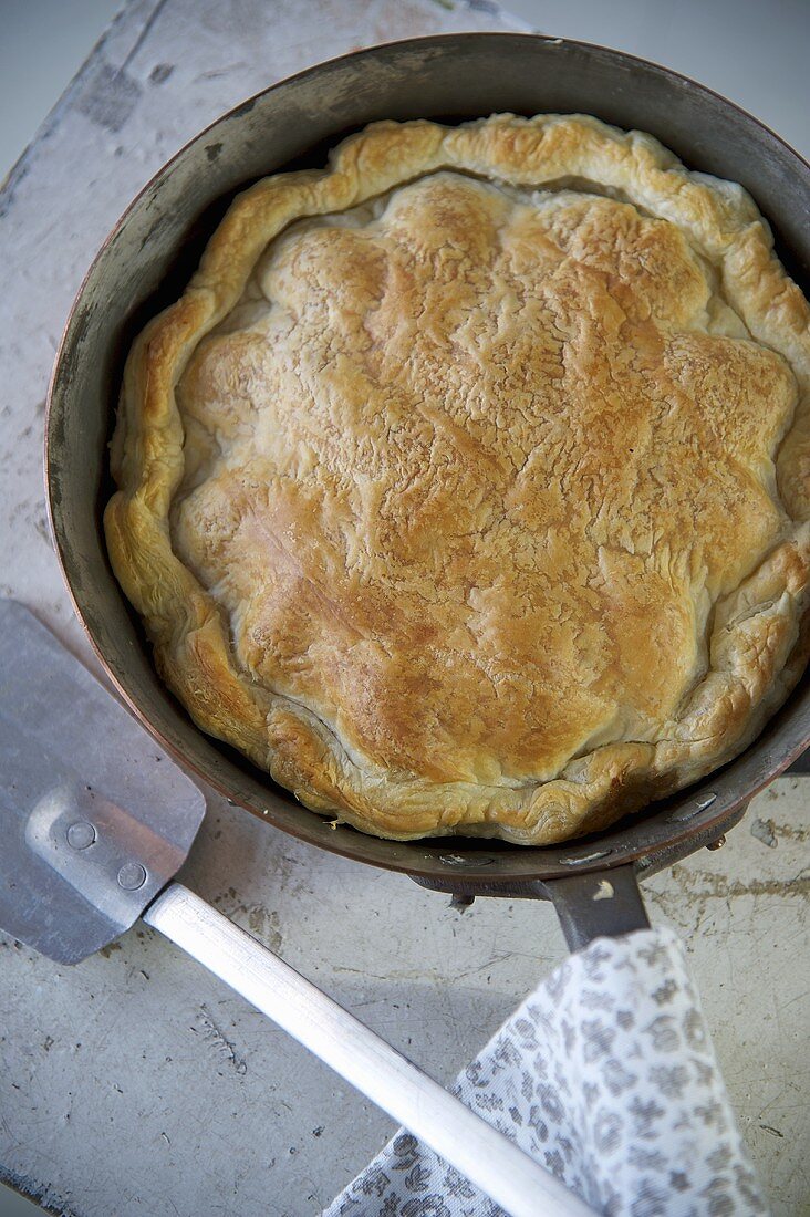 Tarte Tatin mit Zwiebeln in Pfanne von oben