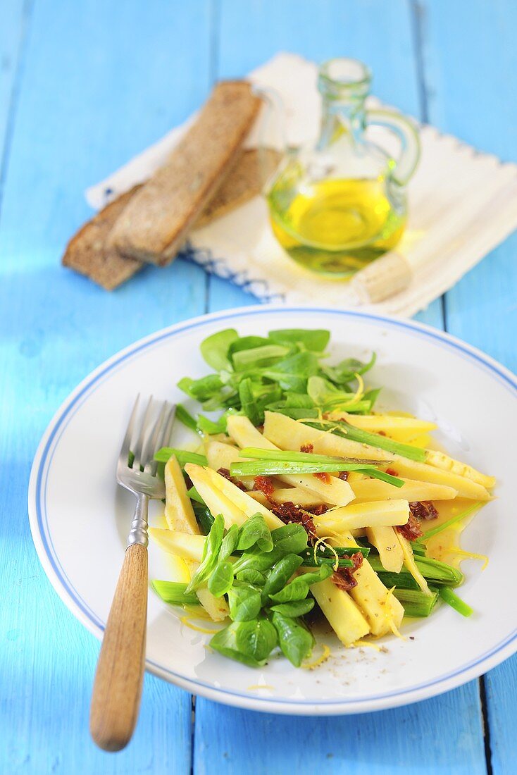 Parsnip salad with leek, lamb's lettuce and dried tomatoes