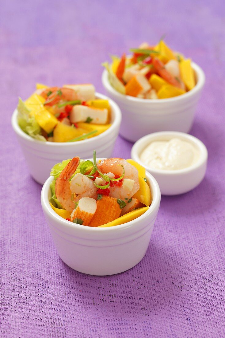 Garnelen-Surimi-Salat mit Mango, Chili & Meerrettichdip