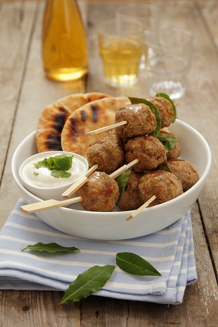 Kofta mit Pitabrot und Joghurtdip