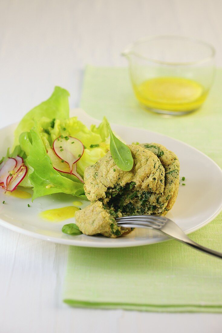 Spinatsouffle mit Salatbeilage