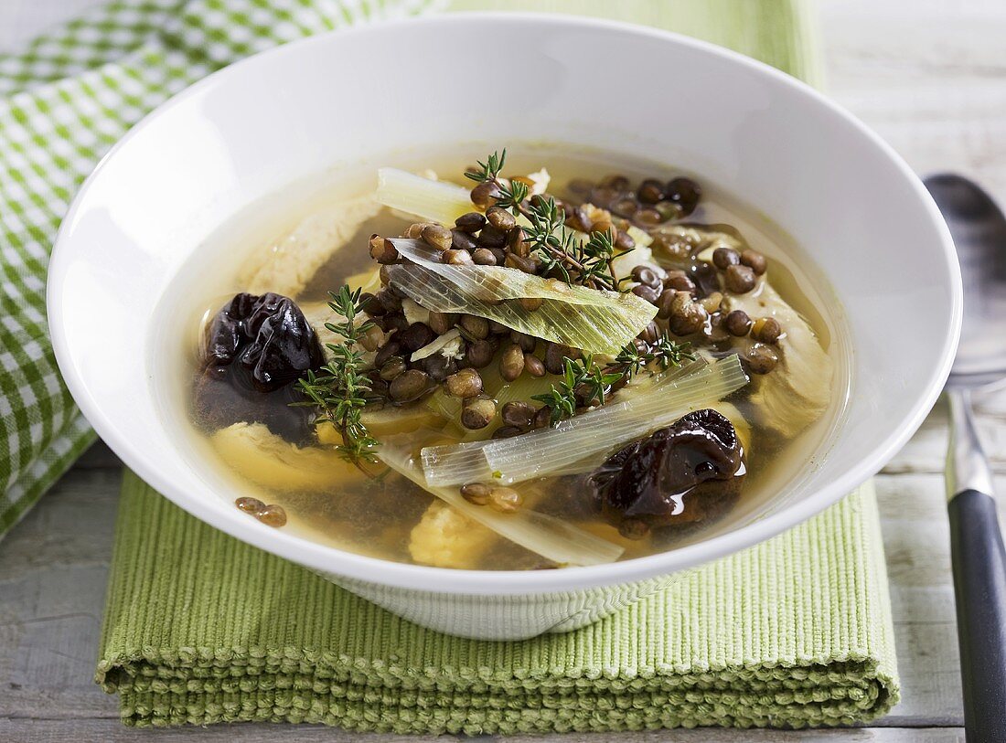 Hühnersuppe mit Lauch, Linsen und Trockenpflaumen