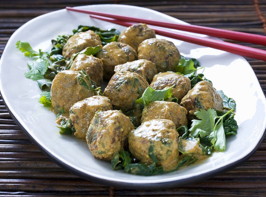 Meatballs with spinach and coriander in a curry sauce (Asia)