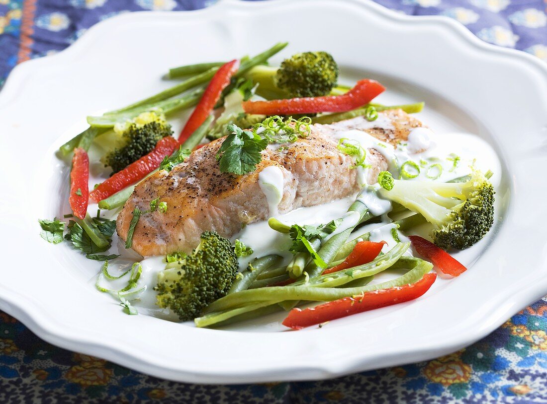 Lachs in Kokossauce mit Brokkoli, Bohnen und Paprika