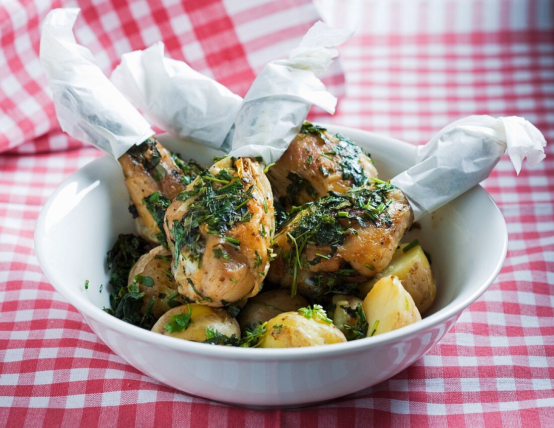 Gegrillte Hähnchenkeulen mit Kräutern und Kartoffeln