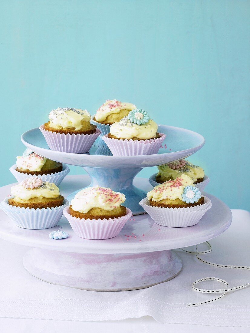 Vanilletörtchen auf Kuchenständer