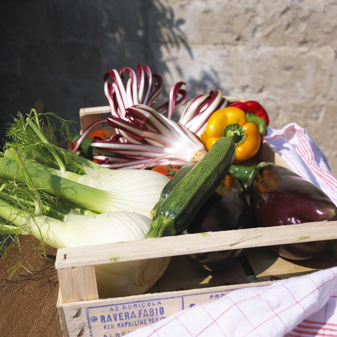 Kiste mit italienischen Gemüsesorten