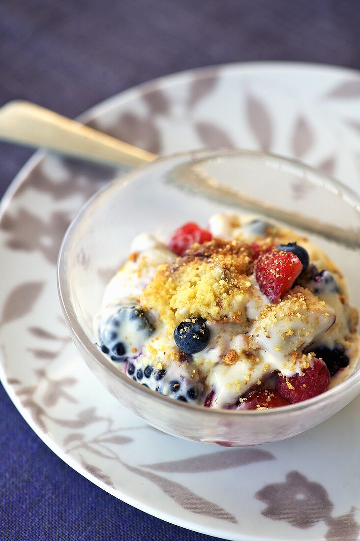 Beeren-Trifle mit weisser Schokoladensauce und Cantucci