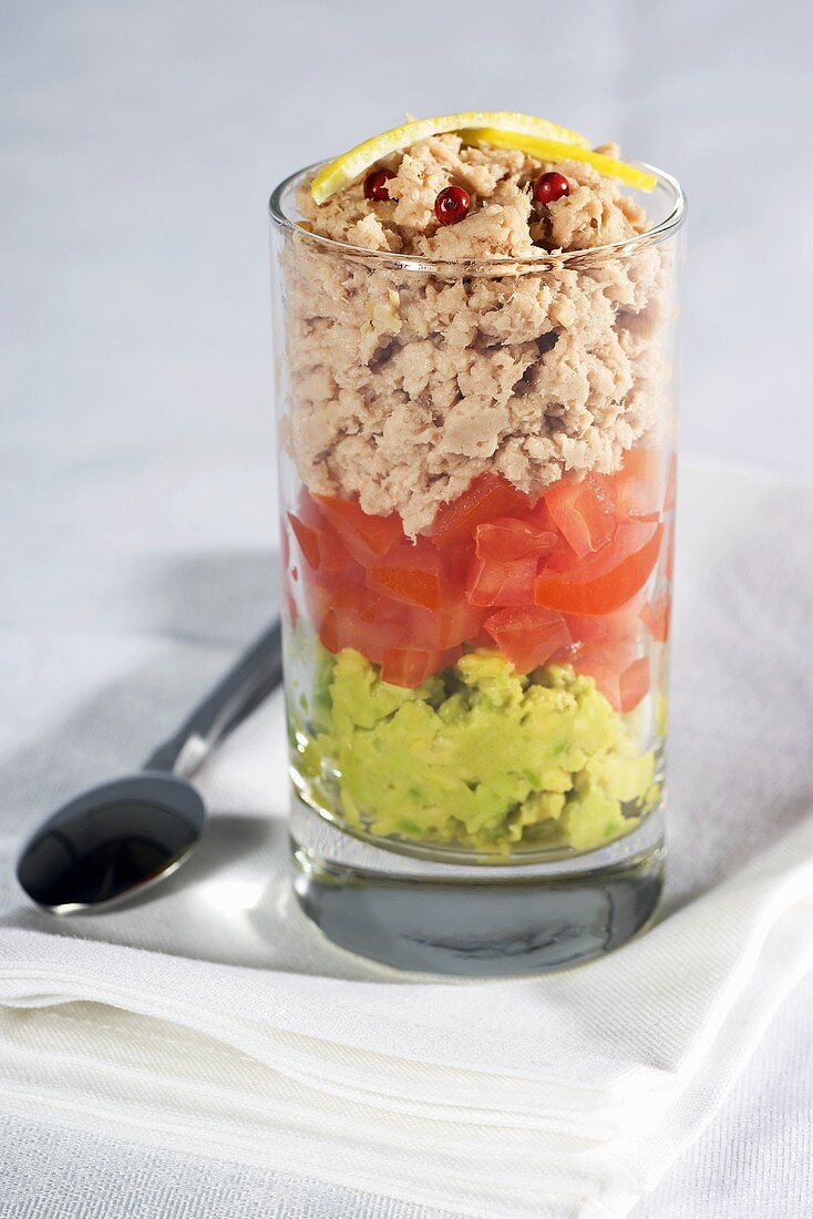 Verrine mit Thunfisch, Tomaten und Avocado