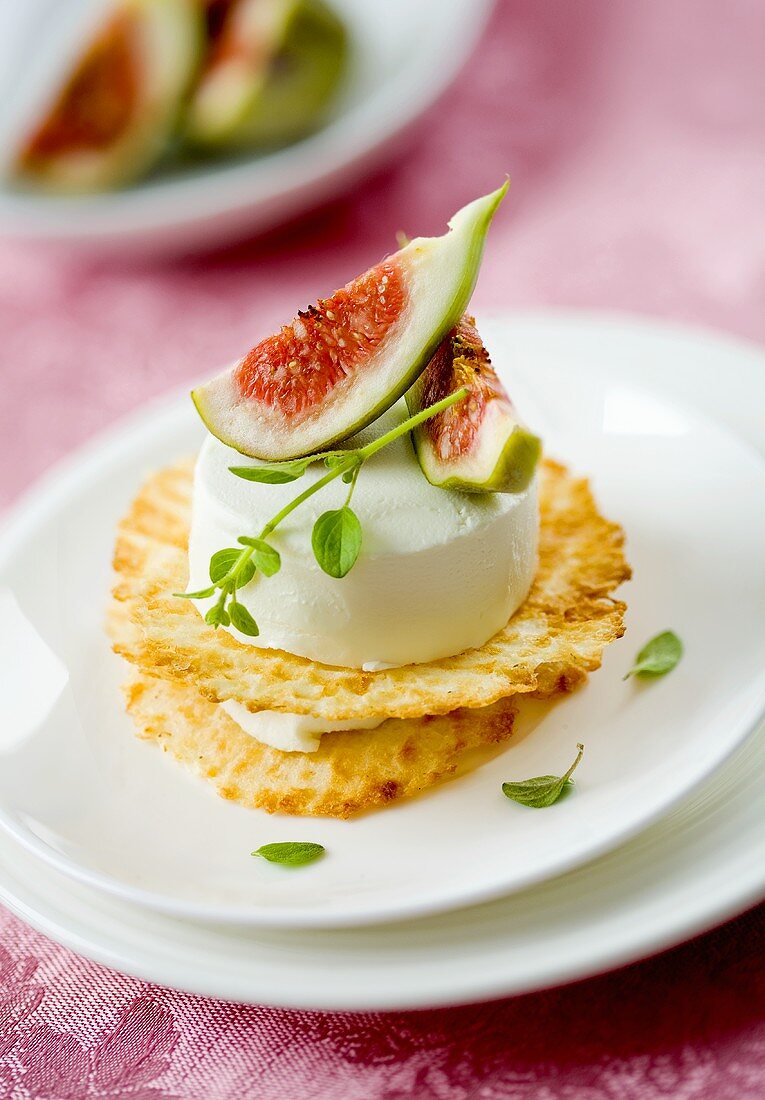 Ziegenfrischkäse mit Feige auf Käse-Chips