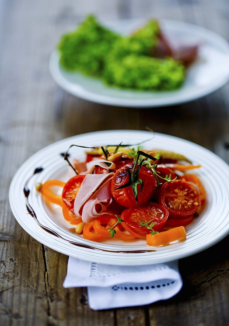 Tomatensalat mit Schinken und Kräutern