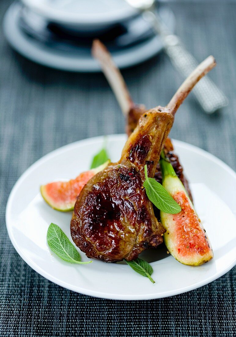 Grilled lamb chops with fresh figs