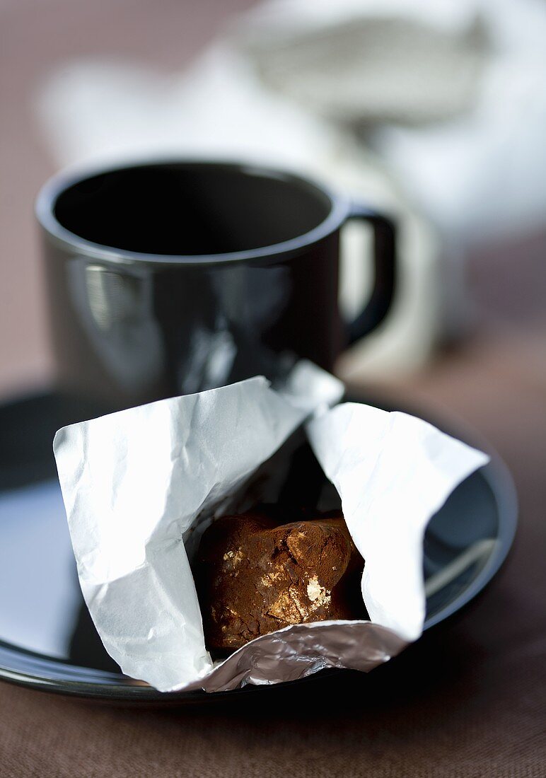 Italienische Schokoladentrüffel und eine Tasse Kaffee