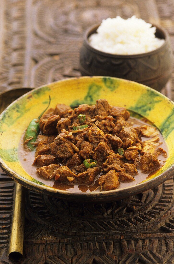 Schweinefleischcurry mit Chilischoten und Reis