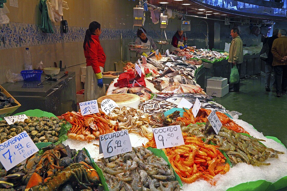 Verschiedene Meeresfrüchte auf dem Markt (Mercat de St. Josep (Boqueria), Ramblas, Barcelona, Spanien)