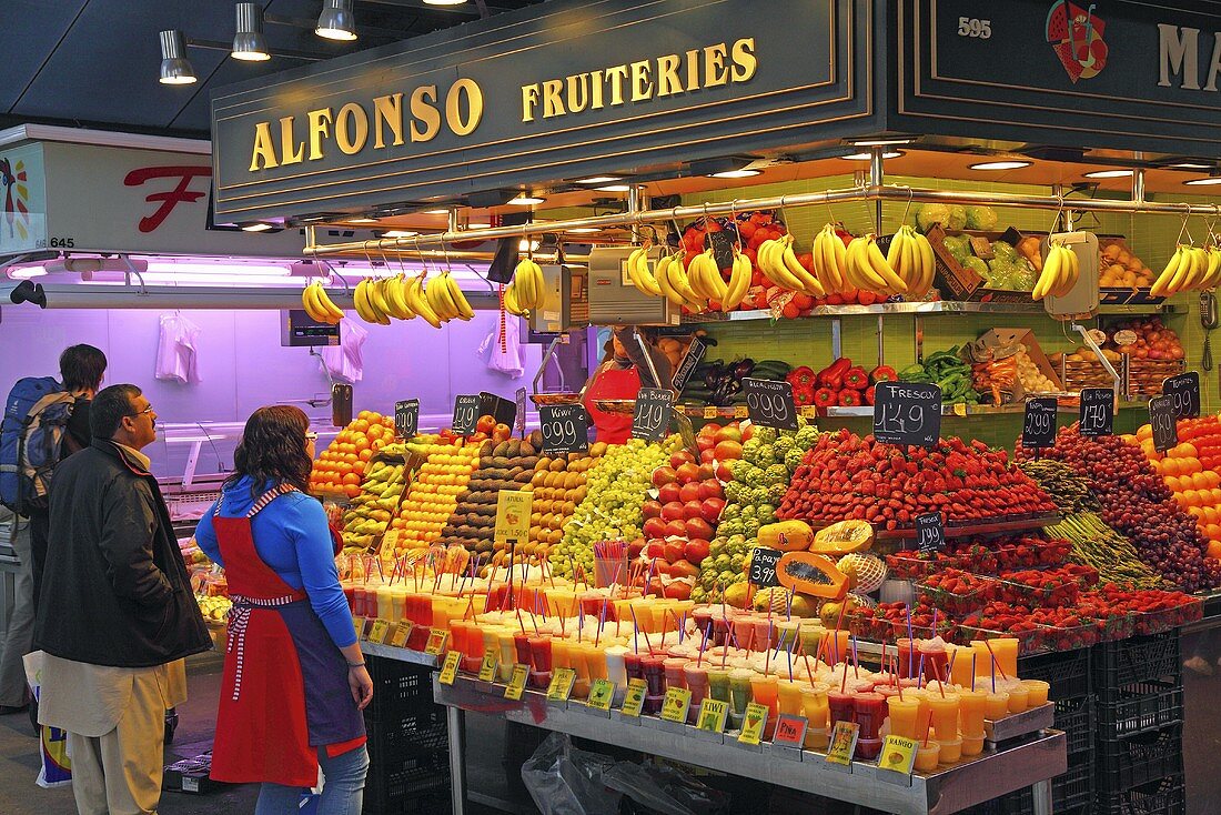 Kunden am Obst- und Gemüsestand (Mercat de St. Josep (Boqueria), Ramblas, Barcelona, Spanien)