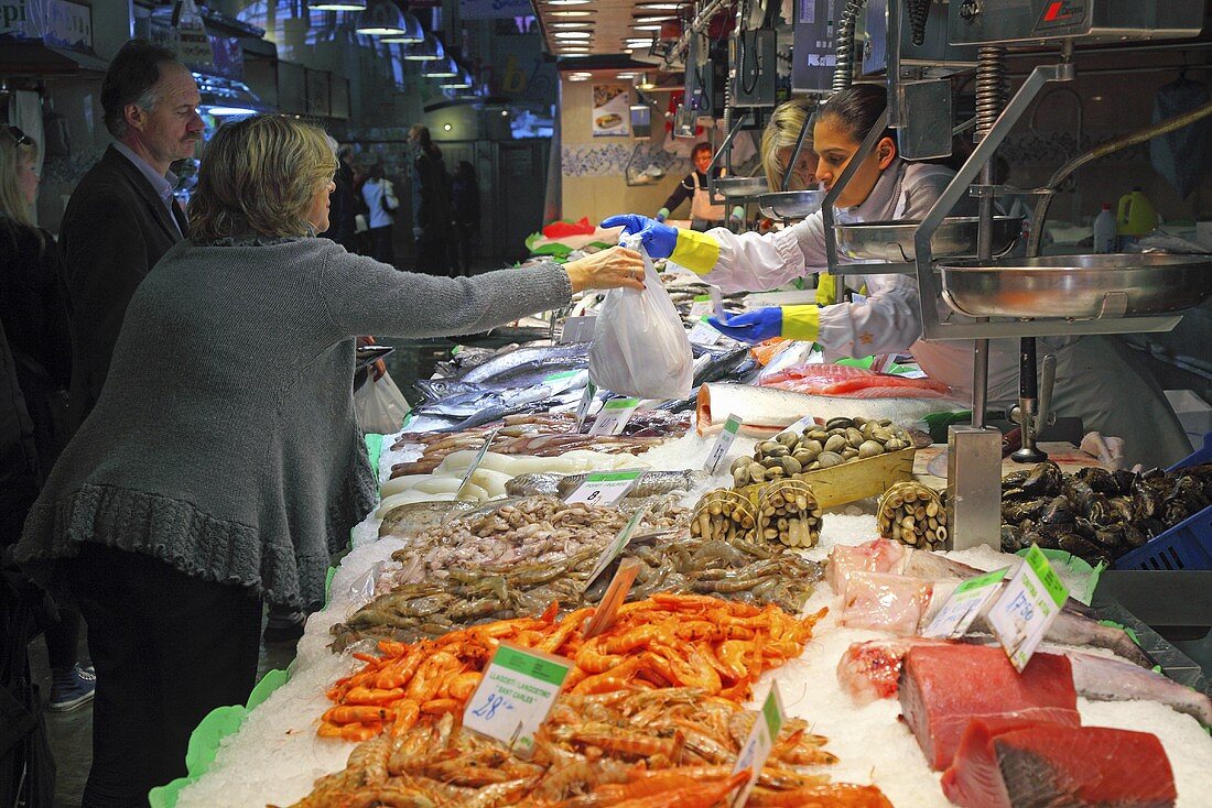 Kunden am Marktstand mit Fisch und Meeresfrüchten (Mercat de St. Josep (Boqueria), Ramblas, Barcelona, Spanien)