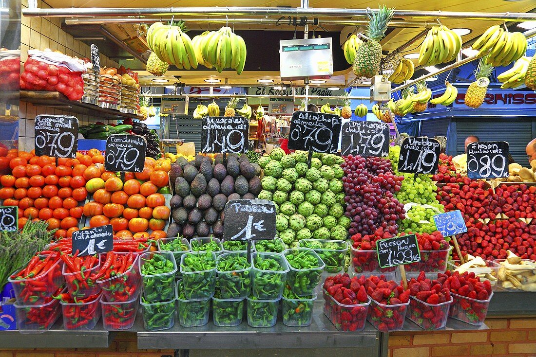 Marktstand mit Obst und Gemüse (Mercat de St. Josep (Boqueria), Ramblas, Barcelona, Spanien)