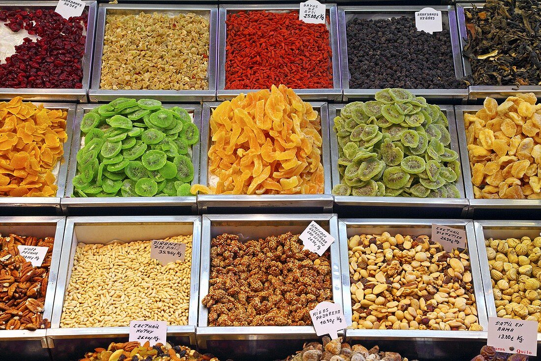 Nuts, candied fruit and raisins on a market stall (Mercat de St. Josep (Boqueria), Las Ramblas, Barcelona, Spain)