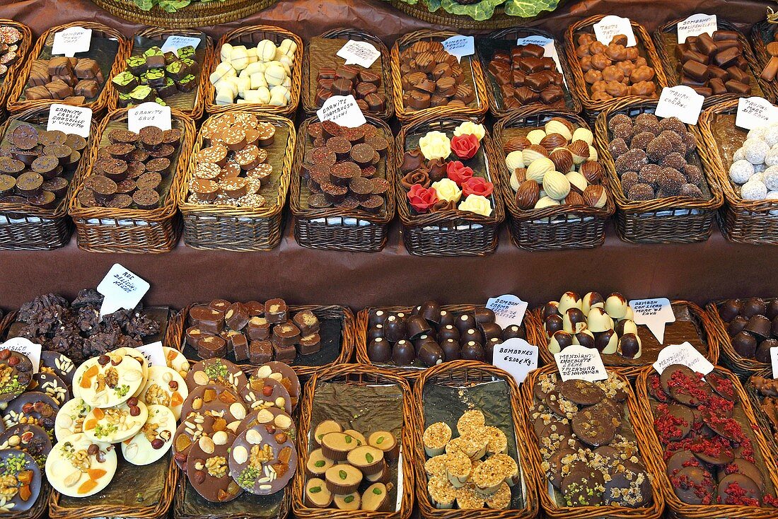 Schokolade und Konfekt am Markt (Mercat de St. Josep (Boqueria), Ramblas, Barcelona, Spanien)