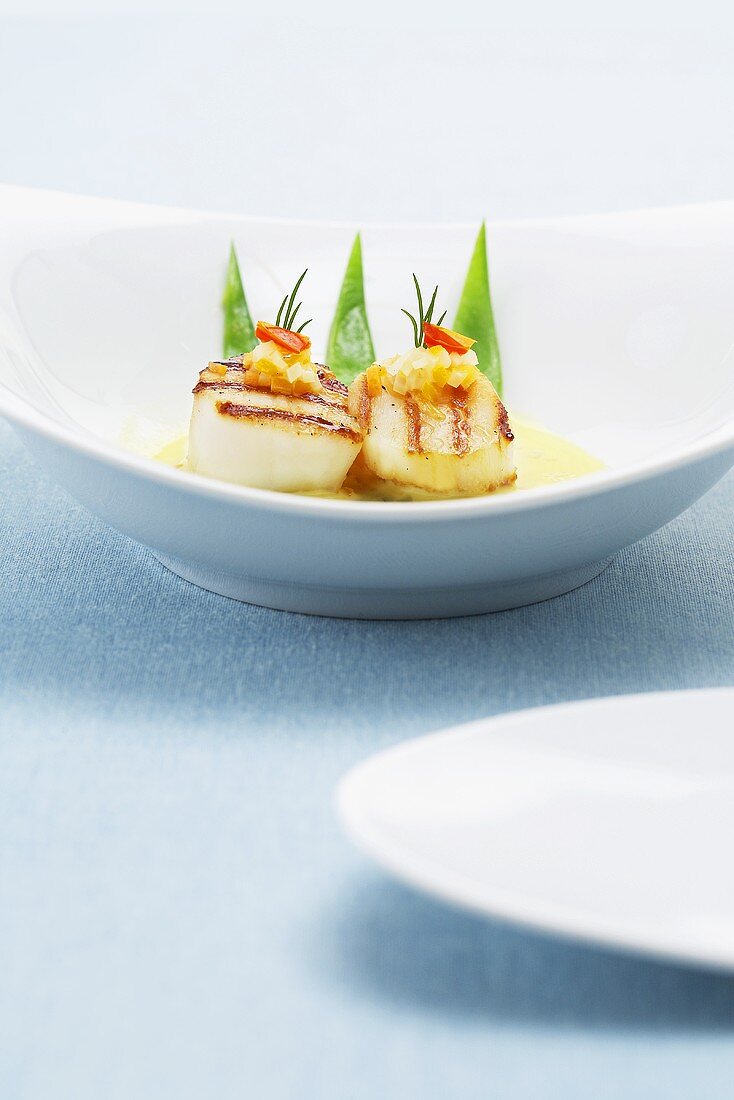 Scallops with mangetout in a lemon and ginger sauce